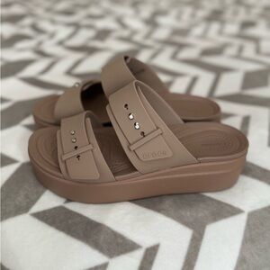 Crocs Women’s Beige Sandals Size 7 LIKE NEW
